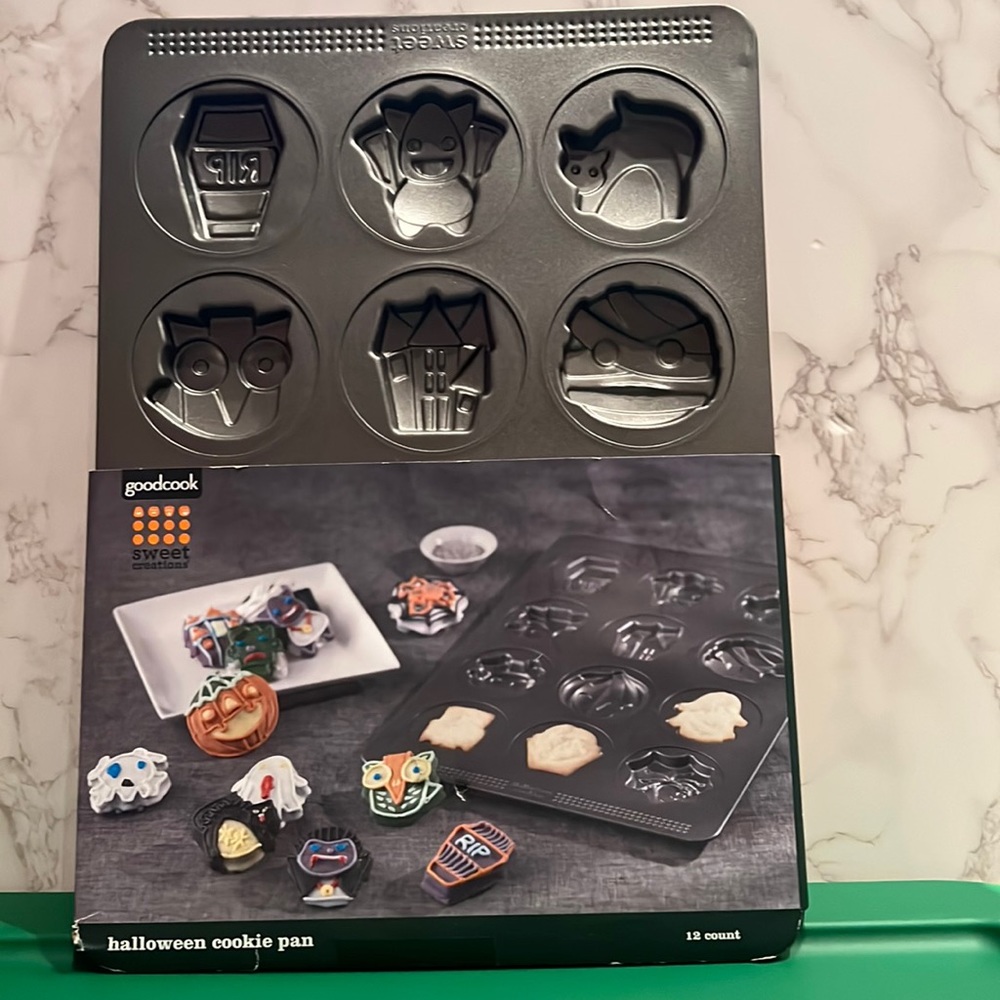 NWT Sweet Creations 12-Cup Scary Non-Stick Cookie/ Cake Mold